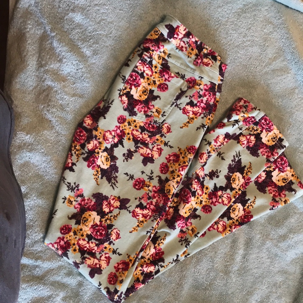 Pop looks  Floral print pants